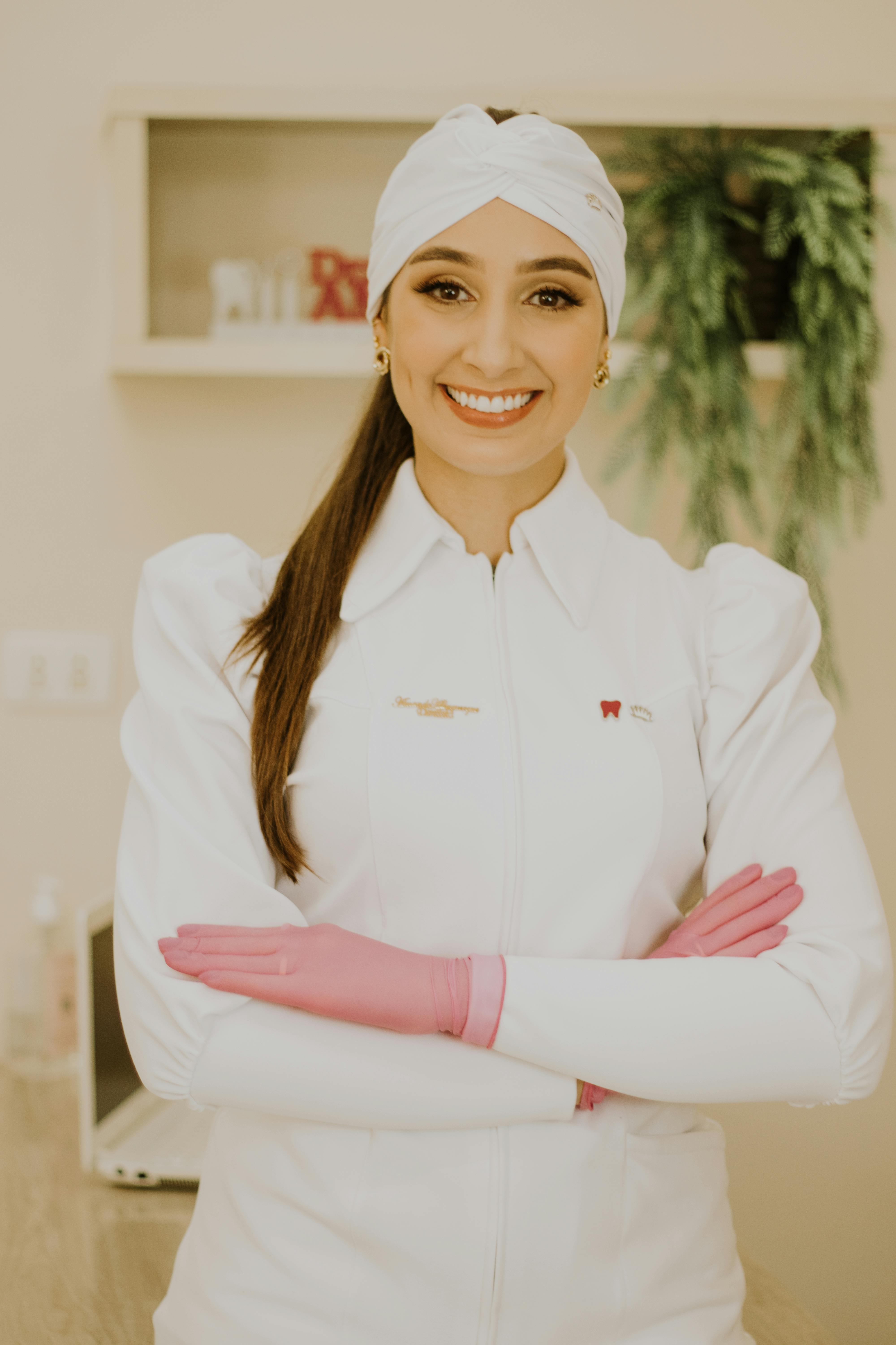 Odontóloga de Clínica Dental Sonrisa Bogotá atendiendo pacientes